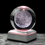 Palla di Luna in 3D con base luminosa, decorazione scientifica moderna e affascinante, perfetta per appassionati di astronomia e decorazioni innovative.
