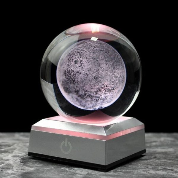 Palla di Luna in 3D con base luminosa, decorazione scientifica moderna e affascinante, perfetta per appassionati di astronomia e decorazioni innovative.