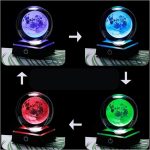 Pallina luminosa che simula la Luna, con funzione di cambio colore tra blu, rosso e verde, ideale come decorazione scientifica o oggetto di studio.