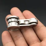 Strumento scientifico compatto e portatile, ideale per osservazioni di precisione in laboratorio o in campo.