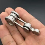 Lente di ingrandimento scientifica in miniatura, oggetto decorativo e da collezione, realizzato in metallo con dettagli precisi, ideale per appassionati di scienza e decorazioni originali.