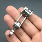Vite di motore scientifico in miniatura, realizzata in metallo, perfetta come decorazione o oggetto da collezione scientifica.