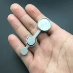 Oggetto scientifico in metallo, piccolo e leggero, ideale per decorazioni o collezioni scientifiche. Perfetto come gadget educativo o decorativo per appassionati di scienza.