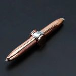 Penna a sfera in metallo rosato con dettagli argentati, elegante e moderna, perfetta come oggetto decorativo scientifico o regalo esclusivo.