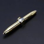 Penne stilografica dorata con dettagli argentati, elegante e raffinata, ideale come oggetto decorativo o regalo scientifico.