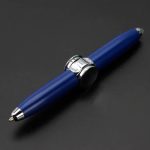 Penna stilografica blu con dettagli metallici, perfetta come oggetto decorativo o regalo per appassionati di scrittura e scienza.