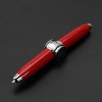 Penna stilografica rossa con dettagli in metallo, perfetta come oggetto decorativo o da scrittura elegante.