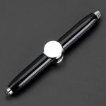 Penna stilografica decorativa in stile scientifico, perfetta come oggetto di design elegante e funzionale per appassionati di scienza e collezionisti.