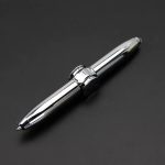 Penna a sfera in metallo lucido, elegante e moderna, perfetta come decorazione scientifica o oggetto da scrittura di design.