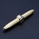 Penna stilografica dorata con dettagli argentati, design elegante e raffinato, perfetta come regalo o oggetto decorativo scientifico.