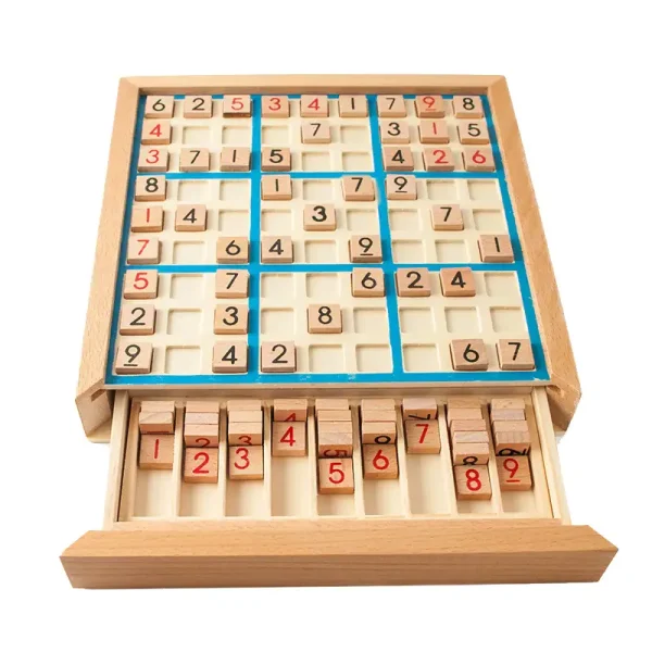 Tavola numerica in legno con blocchi numerici e sezioni per giochi educativi e attività di logica, ideale per bambini e appassionati di matematica.