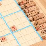 Pannello di gioco in legno con numeri e lettere, decorazioni educative per ambienti scientifici e scolastici.