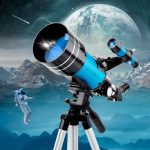 Telescopio astronomico con paesaggio spaziale, pianeti e astronauta in background, perfetto come decorazione scientifica per appassionati di astronomia e spazio.
