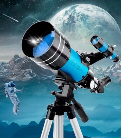 Telescopio astronomico con paesaggio spaziale, pianeti e astronauta in background, perfetto come decorazione scientifica per appassionati di astronomia e spazio.