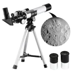 Telescopio astronomico con supporto su treppiede, accompagnato da due filtri e un'immagine ravvicinata della superficie lunare, ideale per osservazioni scientifiche e decorazioni a tema spaziale.