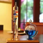 Vasi di laboratorio con liquidi colorati e bolle, oggetti scientifici decorativi, perfetti per appassionati di scienza e decorazioni originali.
