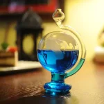 Vaso di vetro con liquido blu e globulo di aria, oggetto scientifico decorativo, ideale per appassionati di chimica e decorazioni a tema scientifico.