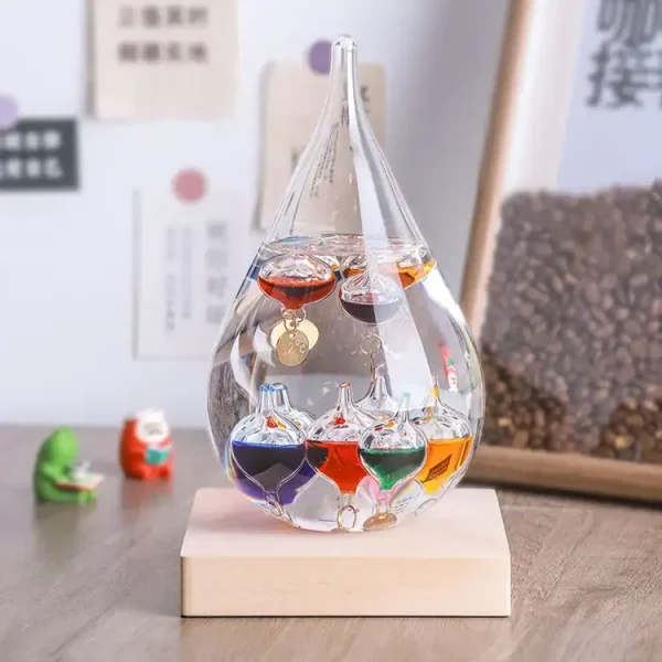 Modello di oggetto scientifico in vetro con liquidi colorati e pendoli, ideale come decorazione educativa o da laboratorio, perfetto per appassionati di scienza e design.