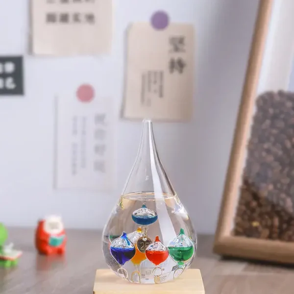 Vaso di vetro con liquidi colorati e sfere galleggianti, decorazione scientifica elegante e moderna per ambienti di studio o ufficio.