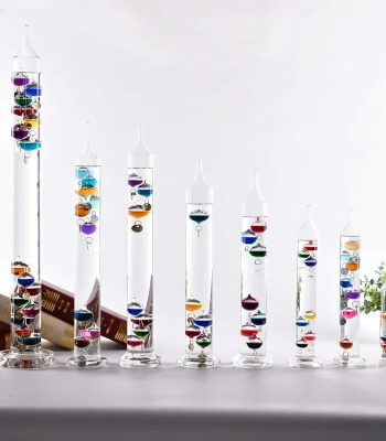 Vasi di vetro con sfere colorate e liquidi, decorazioni scientifiche eleganti e moderne per ambienti domestici o da ufficio.