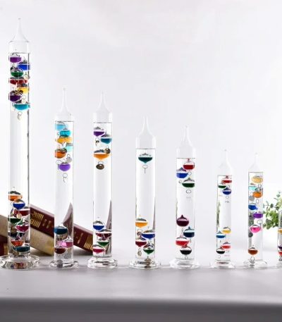Vasi di vetro con sfere colorate e liquidi, decorazioni scientifiche eleganti e moderne per ambienti domestici o da ufficio.