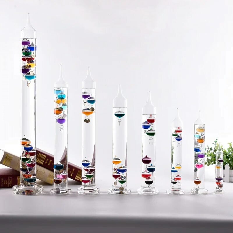 Vasi di vetro con sfere colorate e liquidi, decorazioni scientifiche eleganti e moderne per ambienti domestici o da ufficio.