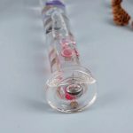 Vaso di laboratorio con liquido trasparente e bolle d'aria, usato per esperimenti scientifici, decorativo e educativo.