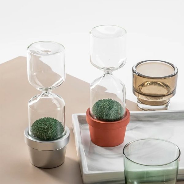 Set di vasi decorativi in vetro e terracotta con piante succulente, perfetti come oggetti scientifici e decorazioni per la casa o l'ufficio. Design elegante e moderno.