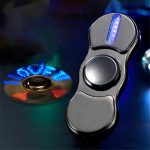 Fidget spinner con luci LED blu, design moderno e innovativo, perfetto per appassionati di oggetti scientifici e decorazioni tecnologiche.