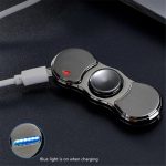 Dispositivo di ricarica portatile con indicatore LED blu che si accende durante la ricarica, ideale per alimentare dispositivi elettronici in modo pratico e sicuro.