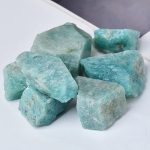 Cristalli di Amazonite grezzi, pietre di colore verde acqua, ideali per decorazioni e pratiche di meditazione. Perfetti come oggetti decorativi o per la cristalloterapia, portano energia positiva e ar.