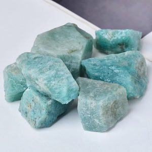 Cristalli di Amazonite grezzi, pietre di colore verde acqua, ideali per decorazioni e pratiche di meditazione. Perfetti come oggetti decorativi o per la cristalloterapia, portano energia positiva e ar.