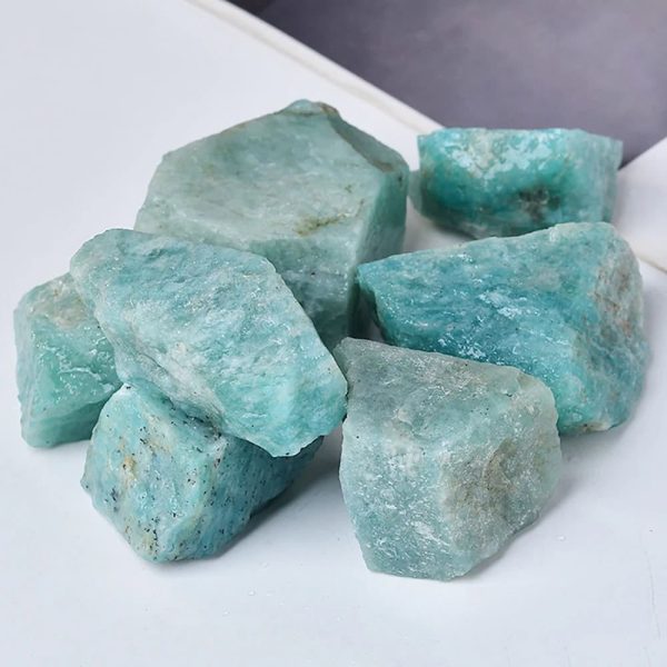 Cristalli di Amazonite grezzi, pietre di colore verde acqua, ideali per decorazioni e pratiche di meditazione. Perfetti come oggetti decorativi o per la cristalloterapia, portano energia positiva e ar.