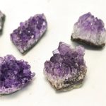 Quattro cristalli di ametista con sfumature viola, ideali come decorazioni scientifiche o oggetti da collezione, perfetti per appassionati di mineralogia e decorazioni originali.
