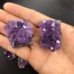 Pezzi di ametista con cristalli viola intenso, perfetti come decorazioni scientifiche o oggetti da collezione.