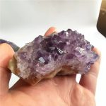 Ametista, cristallo di quarzo viola, in forma grezza, ideale come decorazione o oggetto scientifico. Perfetto per collezionisti e appassionati di minerali.
