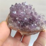 Cristallo di ametista naturale con sfaccettature viola, perfetto come decorazione scientifica o oggetto da collezione. Ideale per appassionati di minerali e decorazioni originali.
