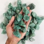 Cristalli di salgemma verde in forma grezza, ideali per decorazioni scientifiche e ambienti naturali. Perfetti per appassionati di minerali e decorazioni originali.