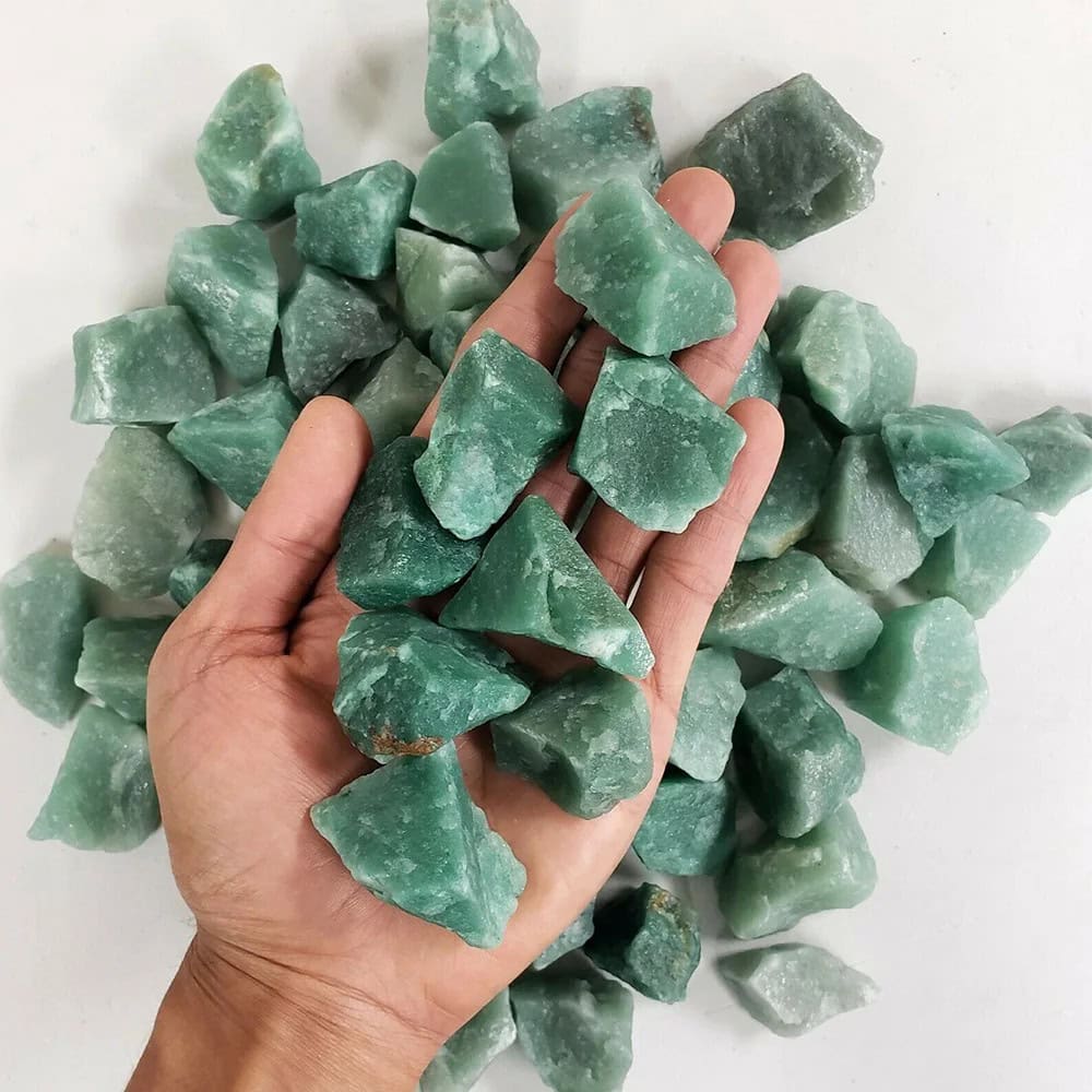 Cristalli di salgemma verde in forma grezza, ideali per decorazioni scientifiche e ambienti naturali. Perfetti per appassionati di minerali e decorazioni originali.
