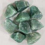 Gruppo di pietre di giada verde naturale, perfette come decorazioni scientifiche o oggetti da collezione, con superfici irregolari e tonalità di verde variabile.