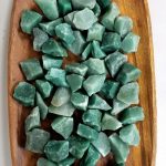 Gruppo di pietre di selce verde, perfette per decorazioni scientifiche, progetti educativi e oggetti da collezione, con superficie naturale e tonalità vivace.