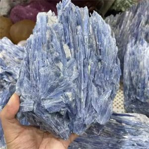 Pietra di celestite naturale, cristalli blu traslucidi, decorazione scientifica e oggetto di collezione, perfetta per ambienti di studio e decorazioni a tema scientifico.