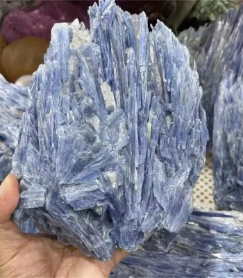Pietra di celestite naturale, cristalli blu traslucidi, decorazione scientifica e oggetto di collezione, perfetta per ambienti di studio e decorazioni a tema scientifico.