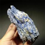 Kyanite, cristallo blu, minerale decorativo e oggetto da collezione.