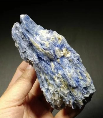 Kyanite, cristallo blu, minerale decorativo e oggetto da collezione.