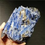 Pietra di Celestina naturale con cristalli blu e bianchi, perfetta come decorazione scientifica o oggetto da collezione.