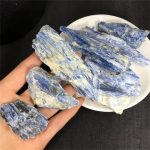 Pietre di sodalite naturali, cristalli blu e bianchi, perfette per decorazioni scientifiche e collezionismo, ideali per appassionati di mineralogia e decorazioni originali.