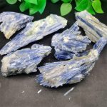 Pietre di selenite blu naturale, cristalli decorativi e oggetti scientifici, perfetti per collezionismo e decorazioni.