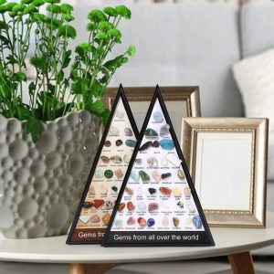 Pietre preziose di varie tipologie e colori, esposte in un supporto decorativo a forma di triangolo, ideale per collezionisti e appassionati di gemme naturali.