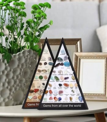 Pietre preziose di varie tipologie e colori, esposte in un supporto decorativo a forma di triangolo, ideale per collezionisti e appassionati di gemme naturali.